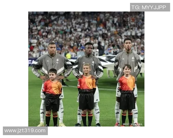 街头偶遇足球巨星球迷们纷纷围观合影留念