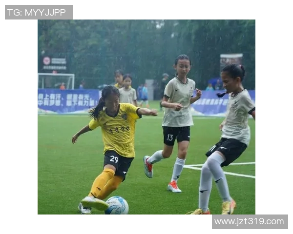 小孩目睹足球明星在绿茵场上挥洒汗水瞬间心中梦想悄然萌芽